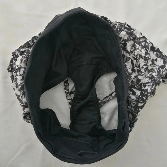 Lululemon Speed Shorts Lined 2.5" in Mash Up White Black Floral 4 - Picture 8 of 16